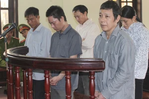 Hò hét, ném đá lãnh đạo lĩnh 117 tháng tù