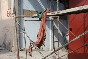 Người đàn ông bỗng bốc cháy khi đang sửa mái tôn