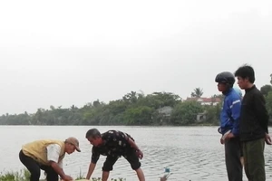 Phát hiện người đàn ông chết dưới nước có nhiều vết thương