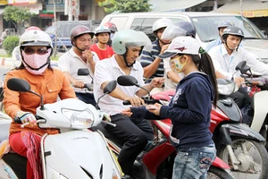 Xử phạt cả người phát và người nhận tờ rơi, quảng cáo