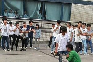 Tỏ tình bị từ chối, chàng trai ôm chân bạn gái van nài