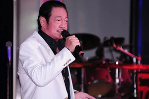 Nguyễn Chánh Tín lịch lãm tái ngộ khán giả trên sân khấu ca nhạc