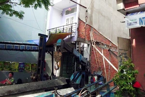 Hốt hoảng nhà 3 tầng rạn nứt có nguy cơ đổ sập