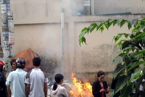 Một thợ hồ bị điện giật, ngã trên cao xuống tử vong