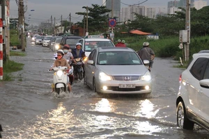 TP.HCM ngập trên diện rộng bởi triều cường 