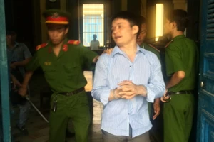 Bị cáo giết người từ chối luật sư chỉ định, tự bào chữa cho mình 