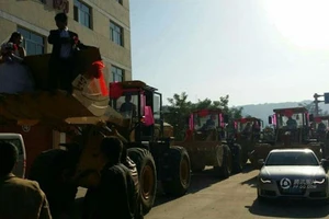 Độc: Rước dâu bằng dàn xe ủi