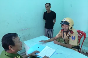 Táo tợn dùng dao lam rạch cổ cướp điện thoại rồi… thản nhiên đi bộ