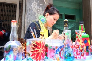 Hà Nội: Kiếm hàng chục triệu mỗi tháng từ chai thủy tinh phế liệu