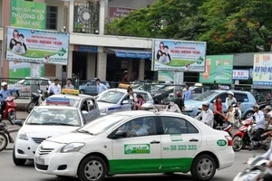 Taxi đồng loạt giảm cước từ 500 đến 2.000 đồng/km