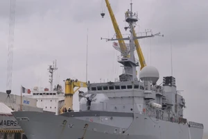 Tuần dương hạm hải quân Pháp cập cảng Đà Nẵng