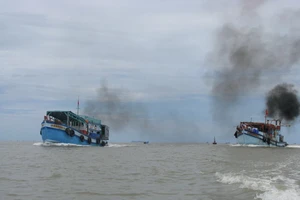 Cứu hộ thành công tàu kéo và xà lan trôi dạt trên biển