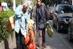 Xúc động đôi vợ chồng già vác bao tải tiền xu đóng học phí cho con