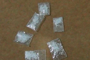 Giấu ma túy trong điện thoại đi dự sinh nhật