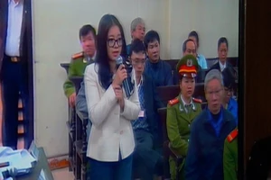 Vợ bầu Kiên khóc, chủ tọa liên tục an ủi