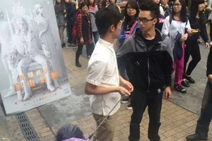 Sự thật đằng sau những bức ảnh thanh niên xích cổ mẹ già dắt đi dạo phố