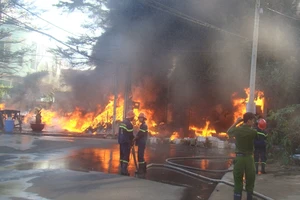 Cháy kho phế liệu sát ký túc xá trường làm sinh viên hoảng loạn
