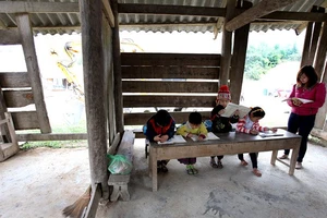 Thương cảm: Lớp học hở huếch đón rét của 5 cô trò