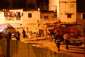 Công nhân tháo chạy vì sàn bê tông đổ sập