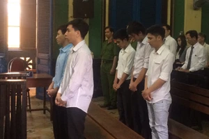 Va quẹt xe, 4 sinh viên côn đồ đánh người khiến 1 bị đâm chết