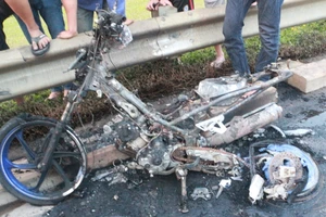 Thanh niên hoảng hốt nhảy khỏi xe máy bị cháy dữ dội khi đang qua cầu