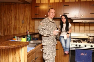 Chuyện tình của vũ nữ thoát y cao... 1,19m