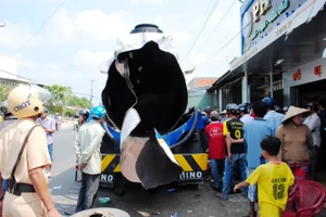 Nổ xe bồn, 2 người nhập viện, nhiều nhà bị hư