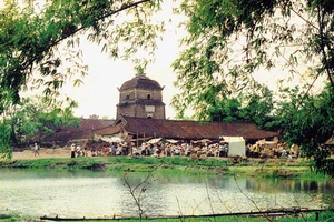 Giơ áo lót trước mặt trẻ em bị cả làng vây bắt 