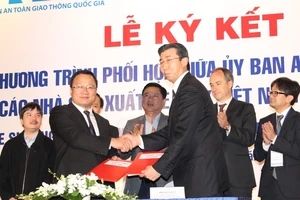 Bộ Trưởng Thăng: Bán xe máy phải tặng hai mũ bảo hiểm