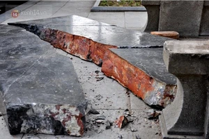 Chiếc ghế đá cổ “độc nhất vô nhị” ở hồ Gươm đột nhiên bị vỡ nát