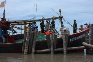 Bắt được đối tượng truy nã đặc biệt nhờ thói quen chụp lại hình bằng điện thoại 