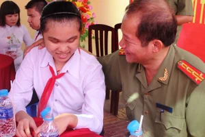 Công an tỉnh tổ chức ăn tết với trẻ em khuyết tật