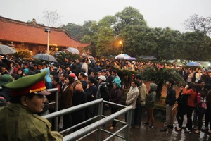 Chùm ảnh đội mưa xếp hàng từ nửa đêm chờ lấy ấn đền Trần