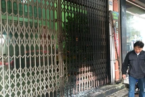 Tưới xăng châm lửa định thiêu cả một gia đình