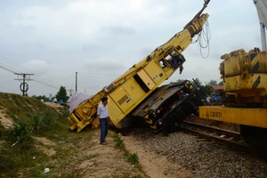 Cần cẩu bị đổ khi đang cứu hộ tuyến đường sắt Bắc Nam sau vụ tai nạn 