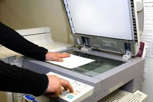 Sử dụng máy photocopy, máy in màu phải đăng ký với Sở TTTT