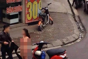 Hà Nội: Cãi nhau với bạn trai, cô gái cởi phăng hết đồ giữa phố