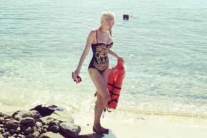 Tóc Tiên khác lạ với tóc bạch kim khoe ba vòng quyến rũ