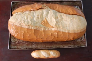 Chiêm ngưỡng ổ bánh mì nặng gần 2 kg giá 70.000 đồng ở Sài Gòn