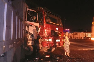 Xe tải đối đầu trên Quốc lộ, hai ca bin dính chặt 