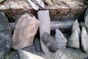 Phát hiện bộ đàn đá cổ tuyệt đẹp khi đào hồ nuôi cá