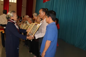 Tôn vinh các nhà giáo xóa mù chữ cho quân và dân Củ Chi