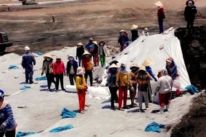 Ớn lạnh công nhân làm thuê đối mặt với bãi xỉ độc hại 