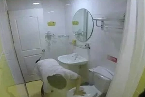 Khách sạn “xịn” phục vụ khăn tắm cho khách sau khi... lau bồn cầu
