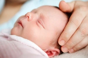 Cách ngừa bị bẹt đầu ở trẻ sơ sinh