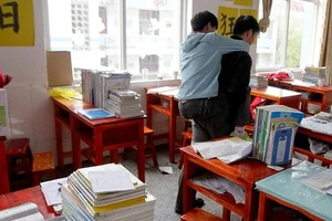 Miệt mài cõng bạn đến lớp, chăm sóc giặt giũ cho bạn suốt 3 năm