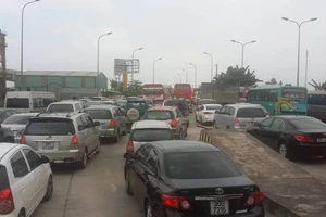 Hàng ngàn xe ô tô ùn tắc trên đường cao tốc Ninh Bình – Cầu Giẽ