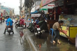 TP.HCM: Cơn mưa chiều có sấm sét dữ dội khiến nhiều người hoảng hốt