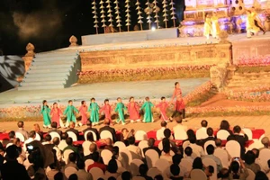 Kẹt cứng đường vì khai mạc Festival nghề truyền thống Huế