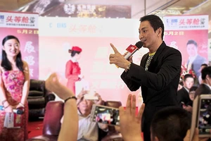 'Triển Chiêu' Hà Gia Kính hút fan nữ dù đã ngấp nghé 60